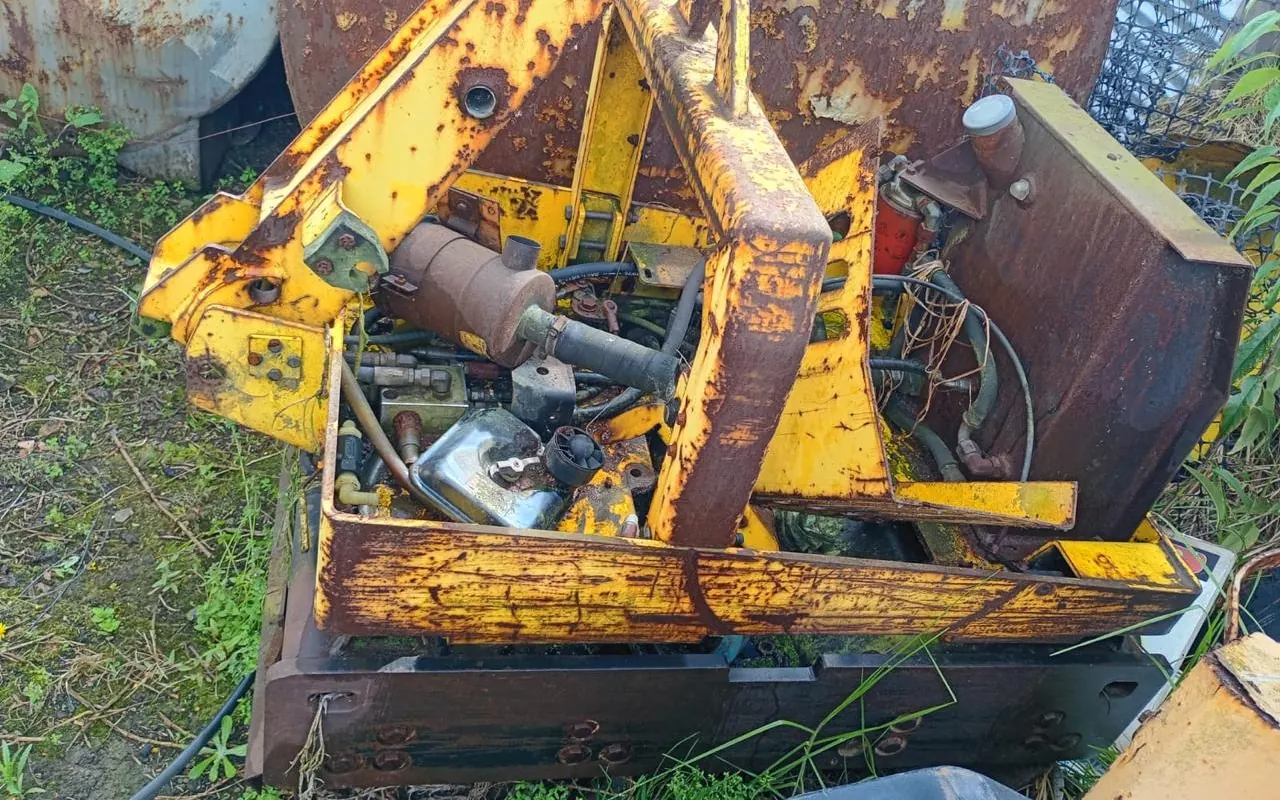 Vibrocompactador de doble rodillo oxidado, antes de recuperarlo
