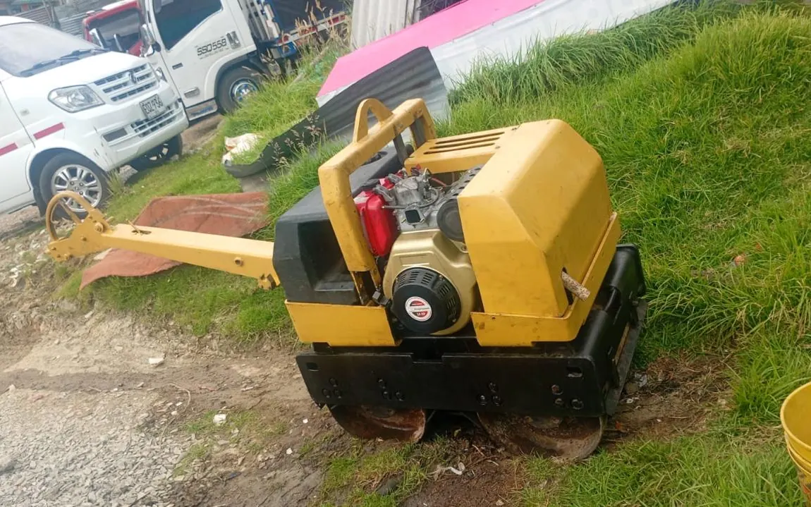 El mismo vibrocompactador recuperado y pintado, en el patio